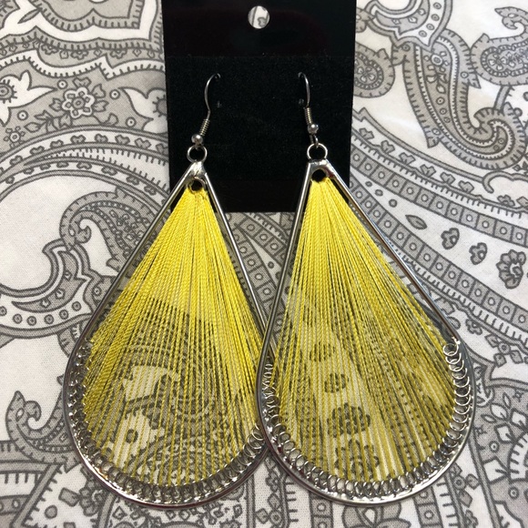 ⬇️ 🌴5 for $20🌴 Yellow threaded tear drop earring - Picture 2 of 3